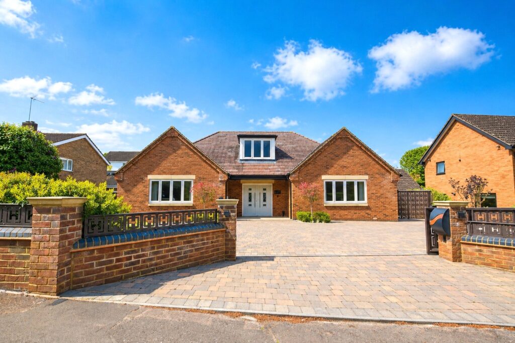 Abington Park Crescent, Abington, Northampton, NN3 3AL